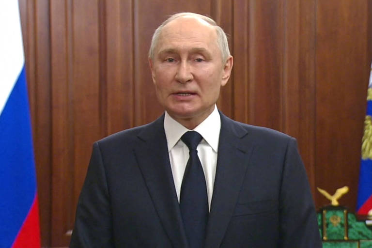 Putin faz pronunciamento na TV estatal russa na noite desta segunda (26), tarde no Brasil