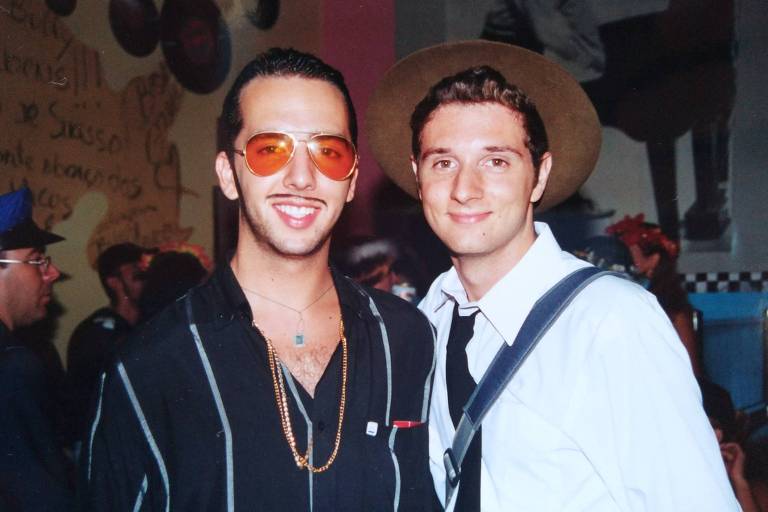 Os primos Carlos Eduardo Valio (cafetão) e Netto Gasparini (Indiana Jones) em festa à fantasia, no bar Woolly Bully Classic Rock, em Vinhedo, interior de SP, em 2001