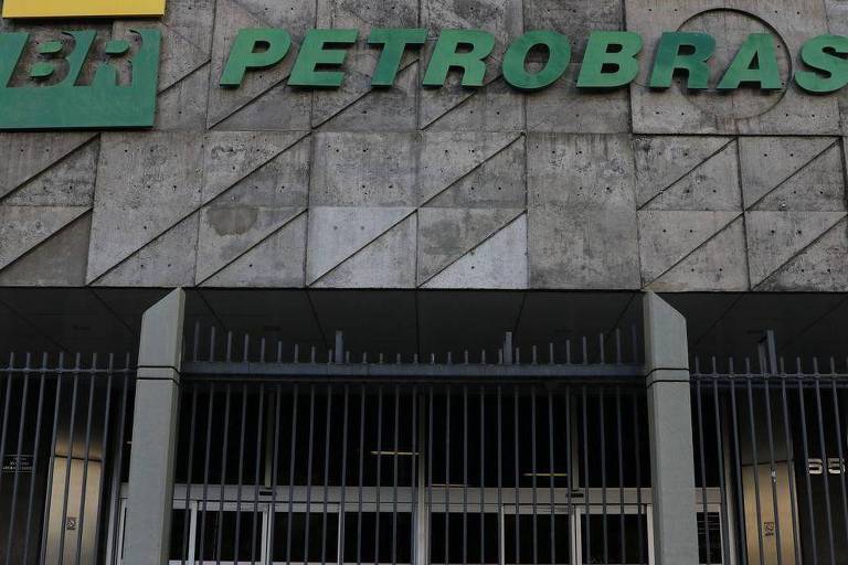 fachada de prédio onde se lê Petrobras, em verde