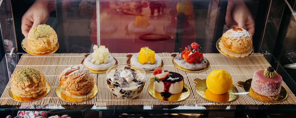 Vitrine de doces da confeitaria Hanami, no Tatuapé, zona leste de São Paulo