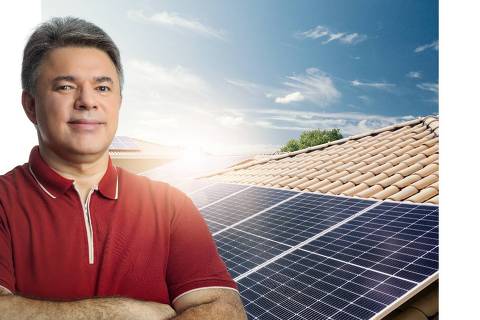O representante comercial Augusto Pierre, que instalou placas de energia solar em sua residência