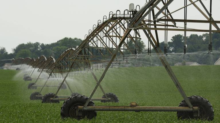 Irrigação de plantação de milho em Mill Creek, Indiana (EUA), uma das formas de retirada de água dos lençóis freáticos que estão alterando o eixo de rotação da Terra