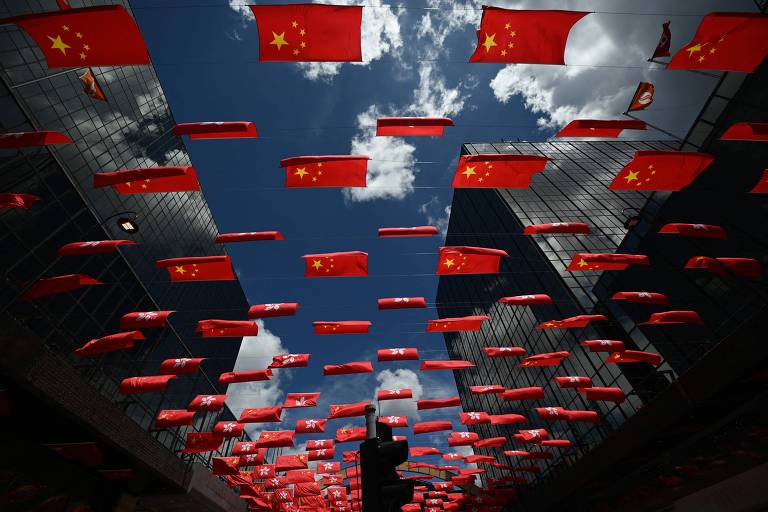 Bandeiras marcam 27 anos de entrega de Hong Kong à China; veja fotos de hoje