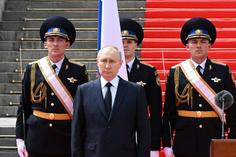 Putin durante cerimônia em que agradeceu militares, integrantes da Guarda Nacional e de forças de segurança pela atuação contra o motim mercenário, na praça da Catedral, no Kremlin