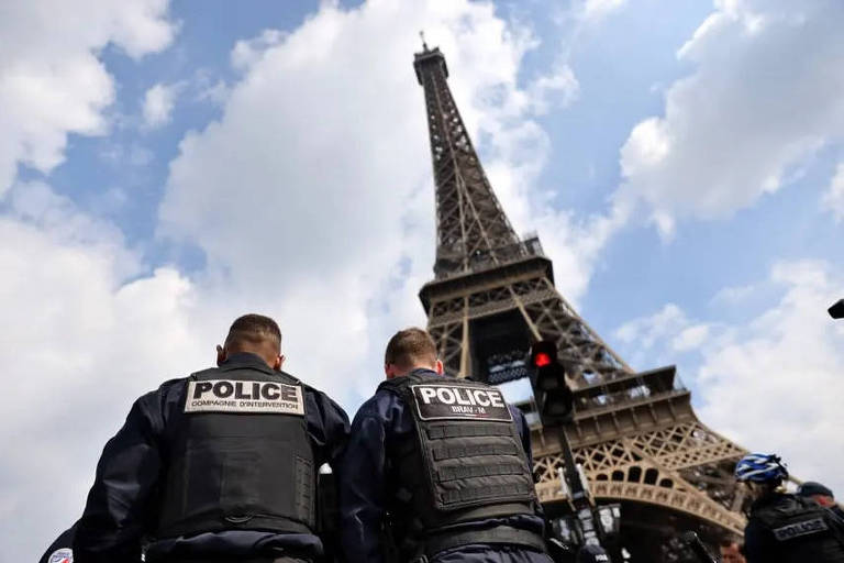 Greve fecha torre Eiffel em Paris e deixa turistas revoltados