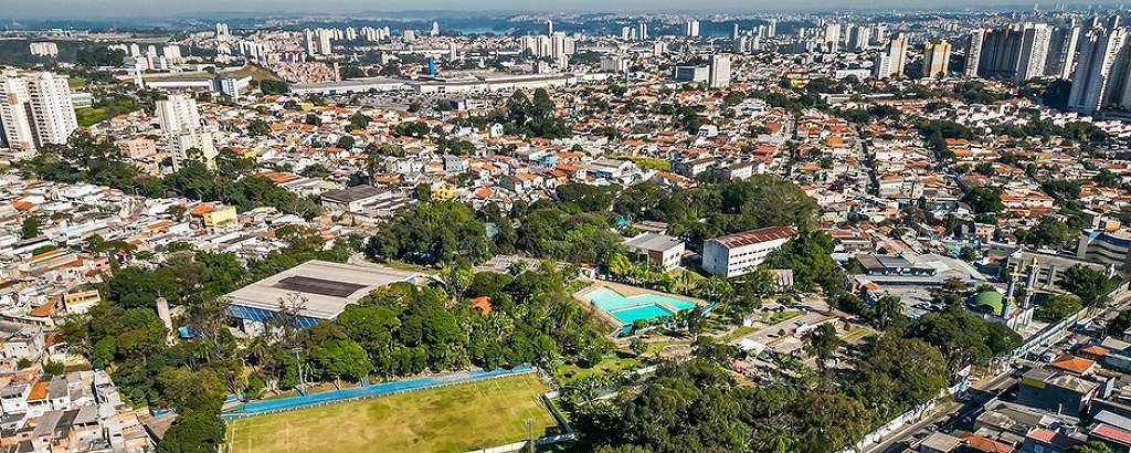 Vista aérea do terreno de 20.616 m2, onde ontem começou a ser construído o CEU Cidade Ademar, zona sul de São Paulo