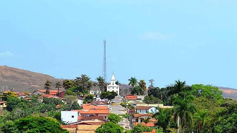 A foto mostra o município de Serra da Saudade, o de menor população no Brasil, tendo ao fundo a Igreja de Nossa Senhora do Carmo.