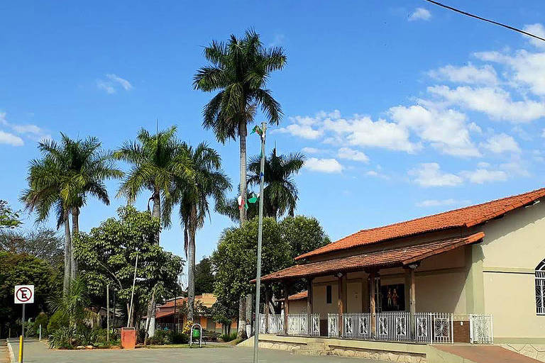A foto mostra a antiga estação ferroviária de Serra da Saudade, imóvel transformado em clube social.