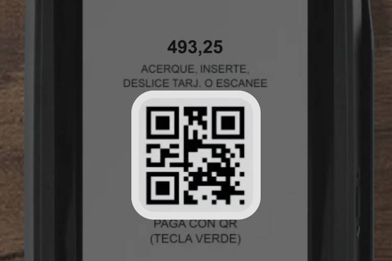 Google Pay permitirá pagamento por QR Code em maquininha de pagamento, aos moldes do Pix. Imagem mostra tela de maquininha de pagamento, com QR Code destacado pela tela do celular