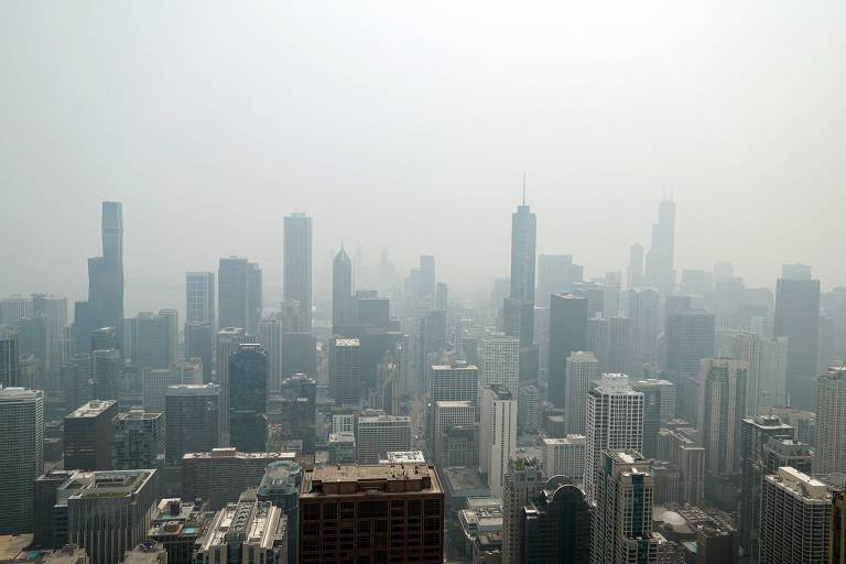 A paisagem de Chicago, nos Estados Unidos, escurecida pela fumaça densa vinda dos incêndios canadenses