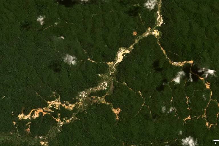 Imagem de satélite de um garimpo na terra indígena Yanomami mostrado a recuperação da floresta, em janeiro de 2023