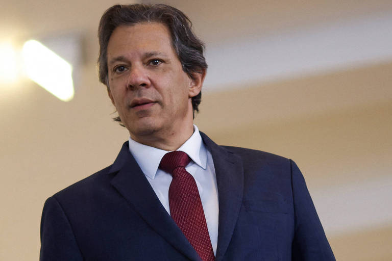 Fernando Haddad veste terno e usa gravata em encontro com ministro da Argentina