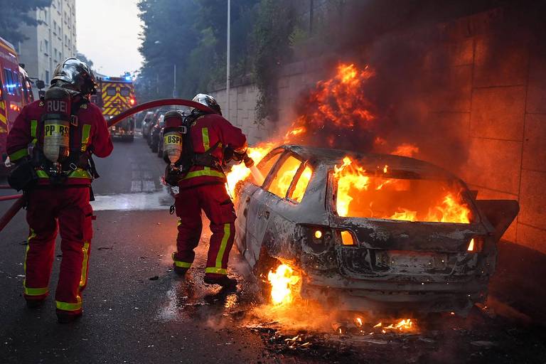 Bombeiros apagam fogo de carro incendiado em protesto pela morte de jovem em Paris