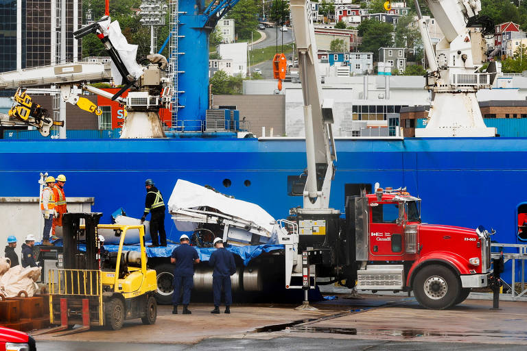 Destroços do Titan são retirados do navio Horizon Arctic, de bandeira canadense, em St. John, na região de Newfoundland