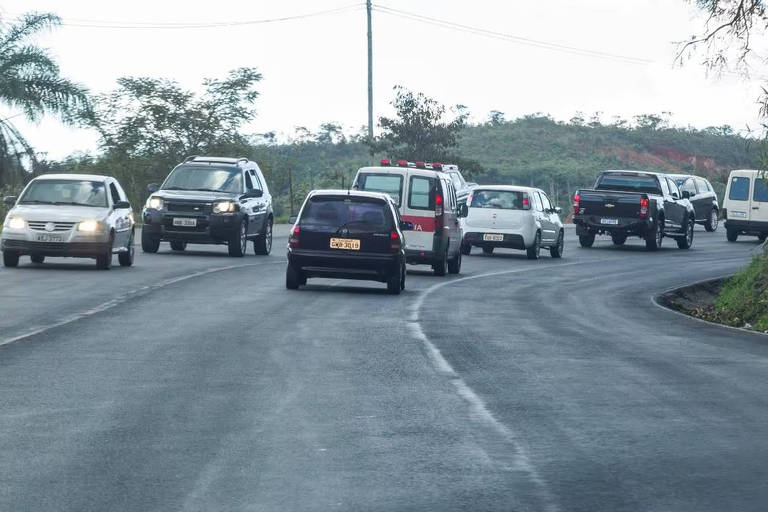 A foto mostra trecho da BR-381 em Minas Gerais, com vários carros trafegando nos dois sentidos.