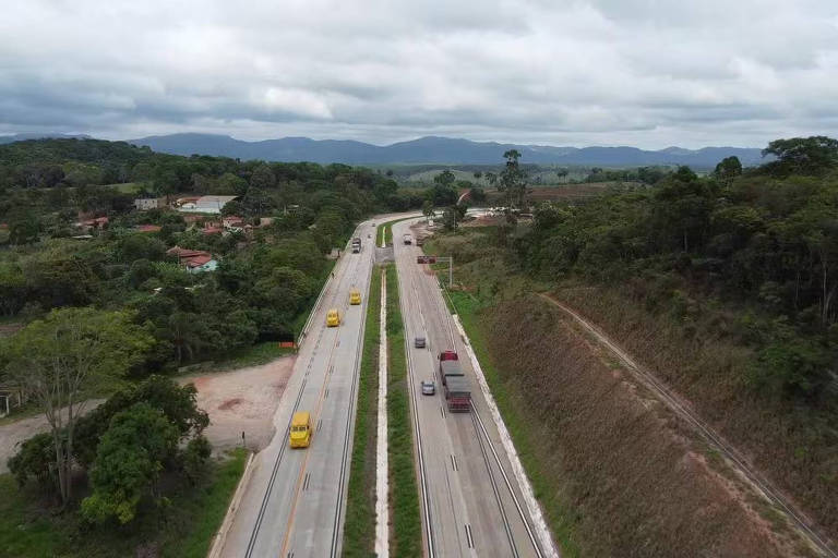 A foto mostra trecho duplicado da "Rodovia da Morte", entre os municípios de Caeté e Nova União.