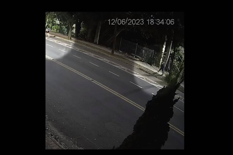 Imagem de câmera de segurança mostra homem atrás de mulher em pista de caminhada