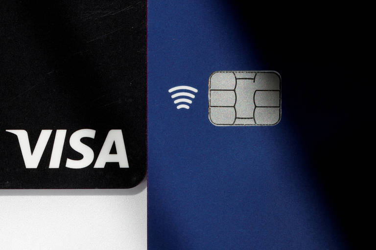 Cartões de crédito e débito da Visa, a maior empresa de serviços financeiros do mundo. À esquerda, está um cartão preto. À direita, um cartão azul.