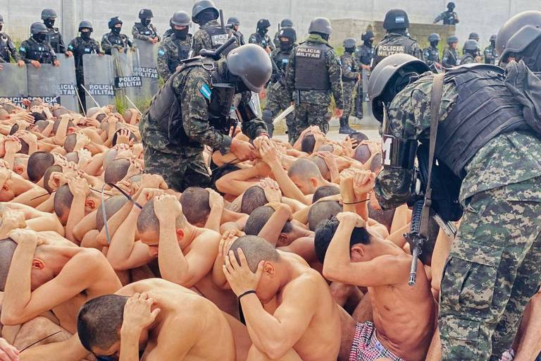 Detentos durante operação das Forças Armadas de Honduras na penitenciária nacional Francisco Morazan, em Tamara