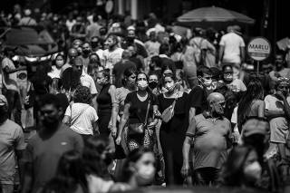 Paulistanos se dividem sobre uso de máscara na 25 de Março