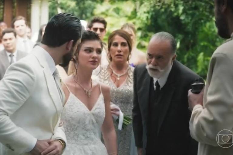 Luigi (Rainer Cadete) e Petra (Debora Ozório) se casam em 'Terra e Paixão'