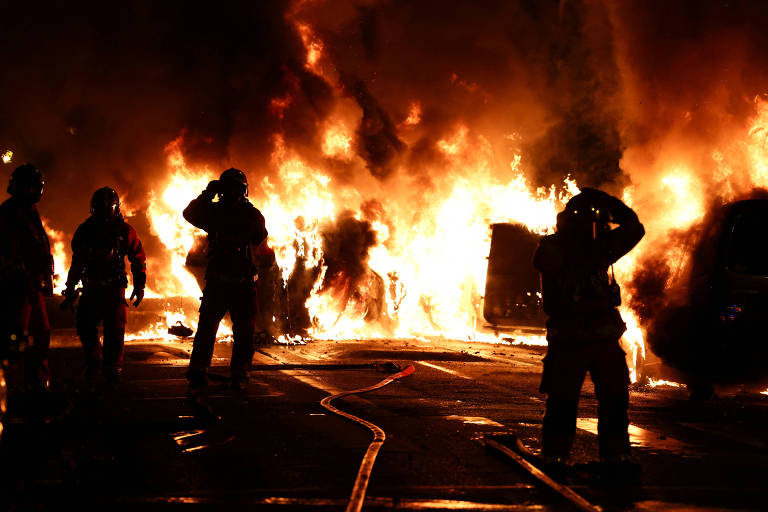 Bombeiros apagam chamas em veículos após protestos pela morte de Nahel, em Nanterre