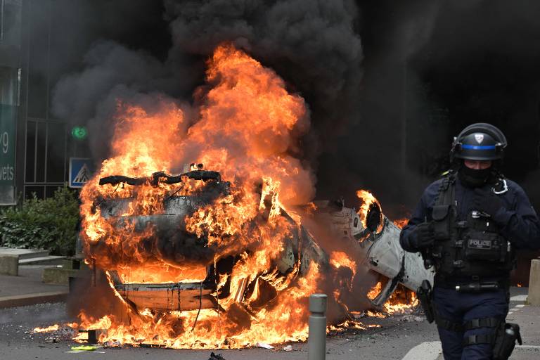 Protestos na França geram violência após polícia matar adolescente 