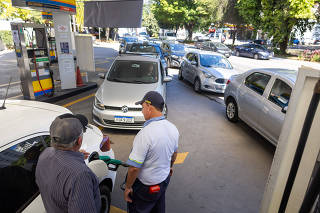 Fila em posto de gasolina no dia sem impostos