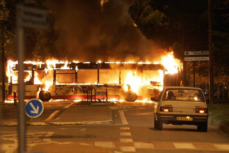 Ônibus incendiado nas proximidades de Toulouse, cidade no sul da França, em novembro de 2005

