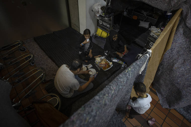 Em barracas improvisadas com mantas, cobertores e outros tecidos, os imigrantes que fogem do regime fundamentalista do Talibã têm apenas aquele lugar para dormir, fazer todas as refeições e conviver enquanto buscam uma moradia