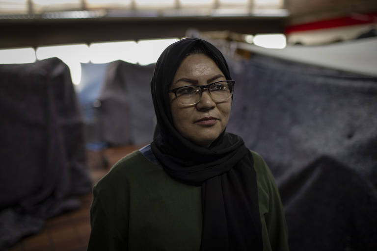 Bibijan Acavi, 40, era professora de química e ativista social no Afeganistão; fugiu do país e agora tenta trazer os três filhos, de 20, 15 e 9 anos para viver com ela em São Paulo