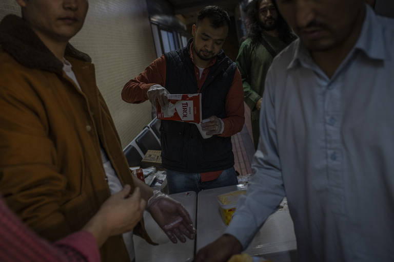 Afegão voluntário serve o café da manhã