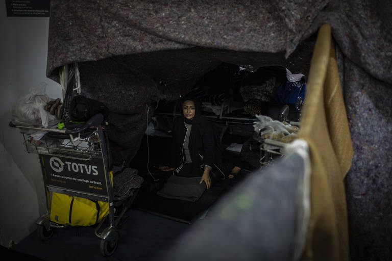 GUARULHOS, SP, BRASIL, 29-06-2023: Refugiados vindos do Afeganistão em fuga do regime Talibã, há mais de um ano chegam aos montes no Aeroporto Internacional de Guarulhos. Hoje pela manhã, no momento que a reportagem da Folha estava no local, entidades presentes calculavam uma média 160 afegãos no terminal 2, que vivem um surto de escabiose no local. Na foto o espaço onde Mohamnad Navid Haidari (39) esta morando com a esposa e seus quatro filhos. (Foto: Bruno Santos/ Folhapress) *** FSP-MUNDO*** EXCLUSIVO FOLHA***