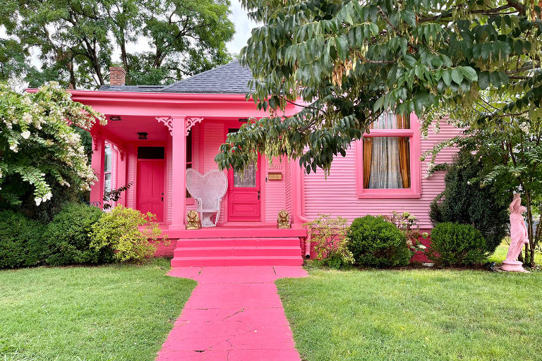 Beverly Griffith mostra a casa pintada em Nashville, construída em 1915. O próximo lançamento da Barbie e do maximalismo gerou uma paleta composta principalmente de rosa choque