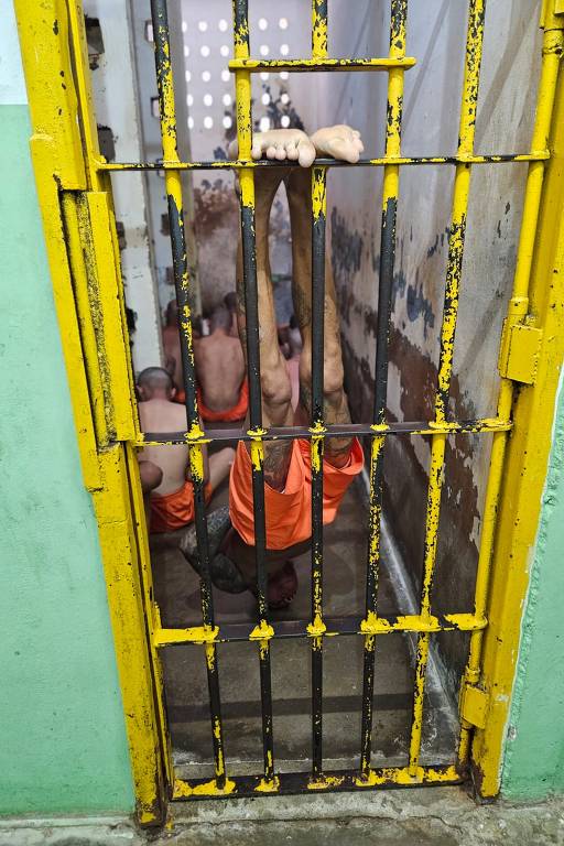 Preso mostra 'posição taturana' que internos eram obrigados a ficar em unidade prisional do CE