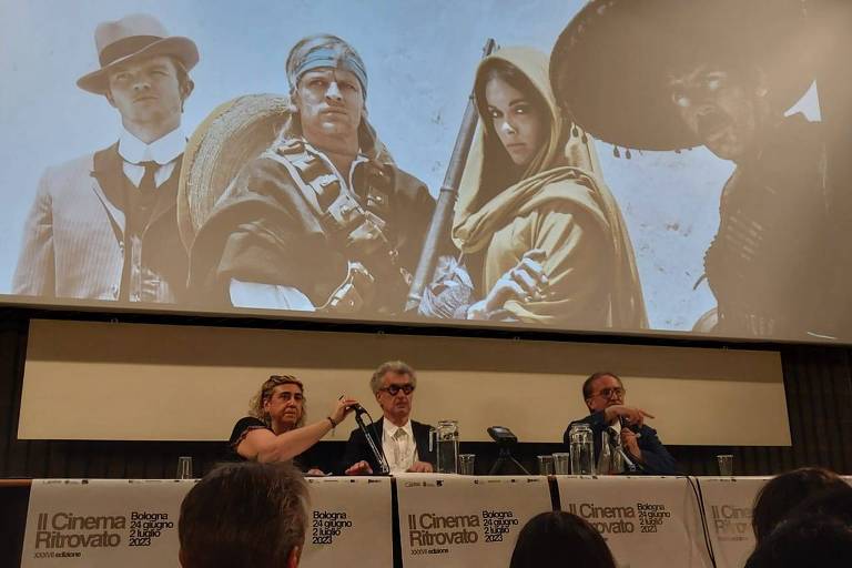 Wim Wenders e Gianluca Farinelli, diretor do festival Il Cinema Ritrovato, em sessão de 'Na Mira da Morte', de Peter Bogdanovich
