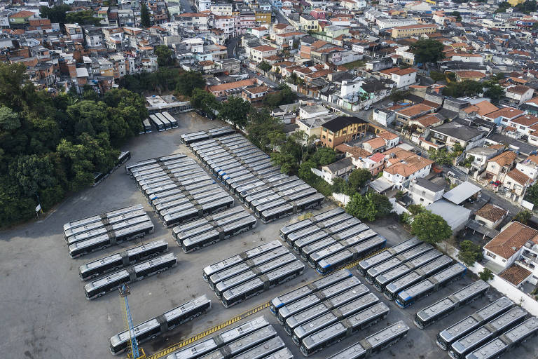 Ônibus da viação Sambaíba estacionados na garagem da empresa no bairro Tremembé, na zona norte de São Paulo 