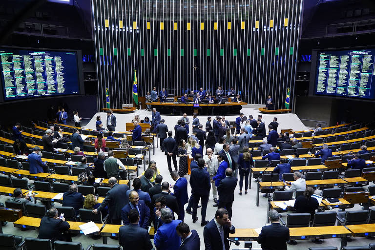 Imagem panorâmica mostra o Plenário da Câmara dos Deputados, em Brasília (DF). Deputados federais estão reunidos para debater propostas legislativas