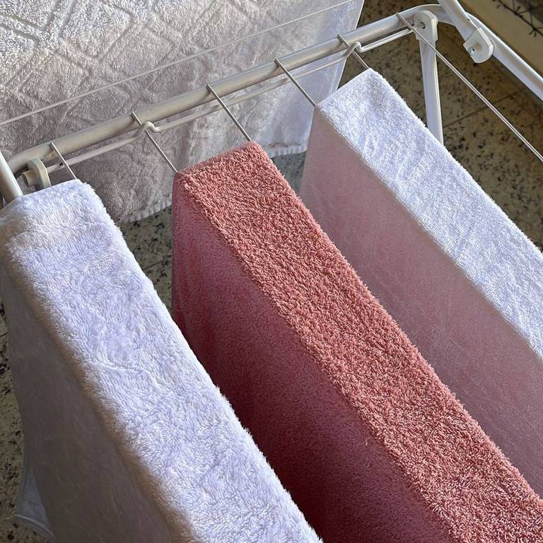 Varal de chão com toalhas penduradas