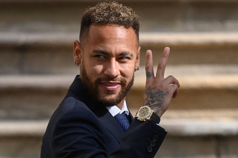 'Mais alguém?', brinca Neymar após ser exposto novamente por suposta traição
