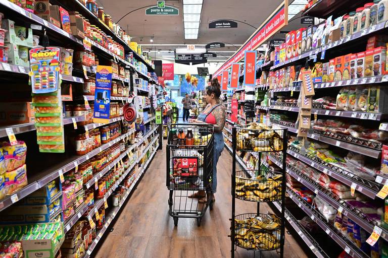Consumidora procura produtos em supermercado nos Estados Unidos