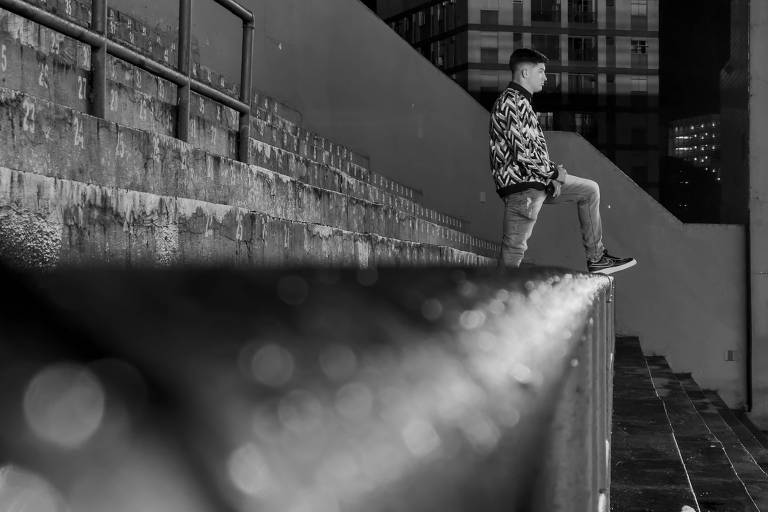 Torcedor assiste a partida entre Santos e Blooming, na Vila