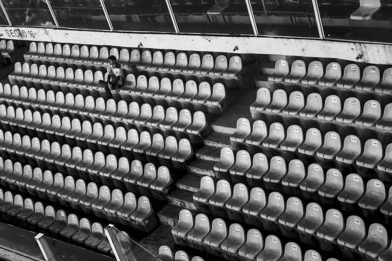 Torcedor solitário em setor de cadeiras da Vila Belmiro em empate do Santos com o Blooming