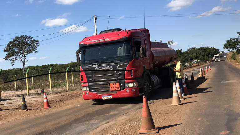 Indígena cobra pedágio de motorista de caminhão em estrada que corta reserva no Mato Grosso; valor varia de R$ 10 (motos) a R$ 50 (carretas).- Fernando Canzian/Folhapress 20.jun.23