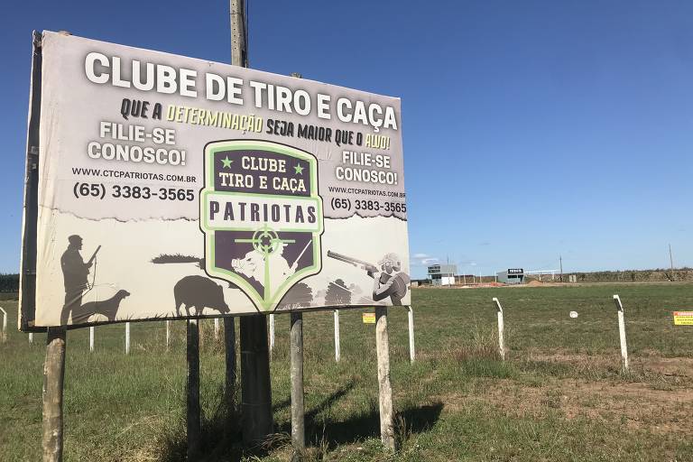 Cartaz na entrada de clube de tiro Patriotas em estrada no interior do Mato Grosso