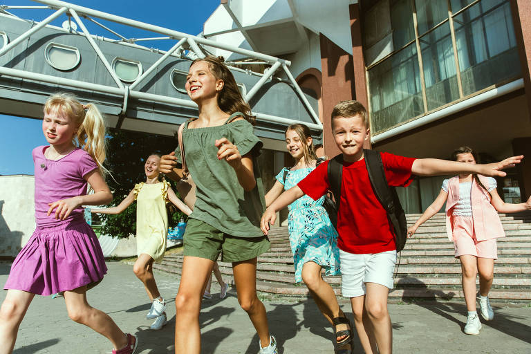 Crianças saem correndo da escola no Início das férias