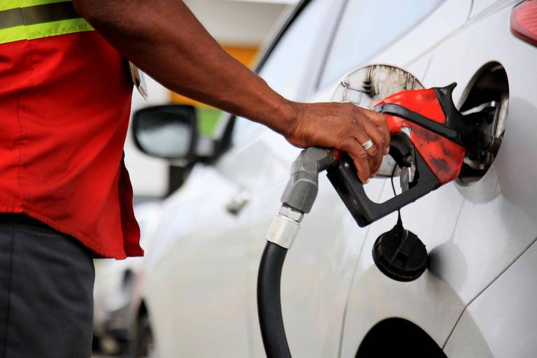 Preço da gasolina fica estável nos postos após duas quedas