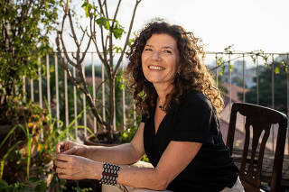 Coluna Monica Bergamo. Retrato da cineasta gaucha Dainara Toffoli no terraco de sua casa na Vila Madalena, em SP