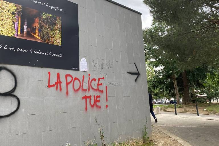 "A polícia mata" pichado em muro de conjunto habitacional no bairro Reynerie, na periferia de Toulouse, onde foram incendiados carros, ônibus e caminhões depois que Nahel M., 17, foi assassinado por um policial em Naterre, nos arredores de Paris 