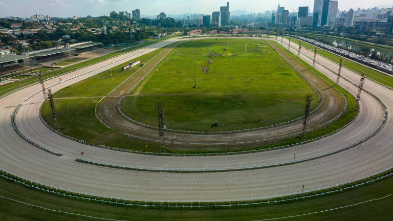 Imagem aérea mostra a pista oval do hipódromo